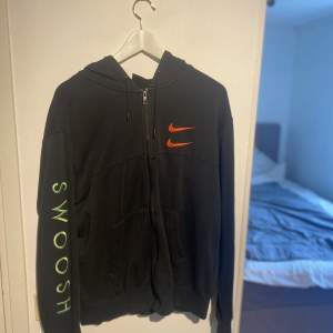 Säljer nu en riktigt schysst Nike NSW Swoosh Hoddie, Den är mycket välvårdad och inga skador. Pris kan förhandlas vid snabb affär.