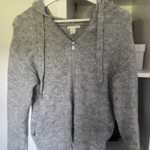 Stickad zip-up från h&m - Stickad huvtröja / zipup från hm. Använd men bra skick, skriv om ni har några frågor!!💕💕