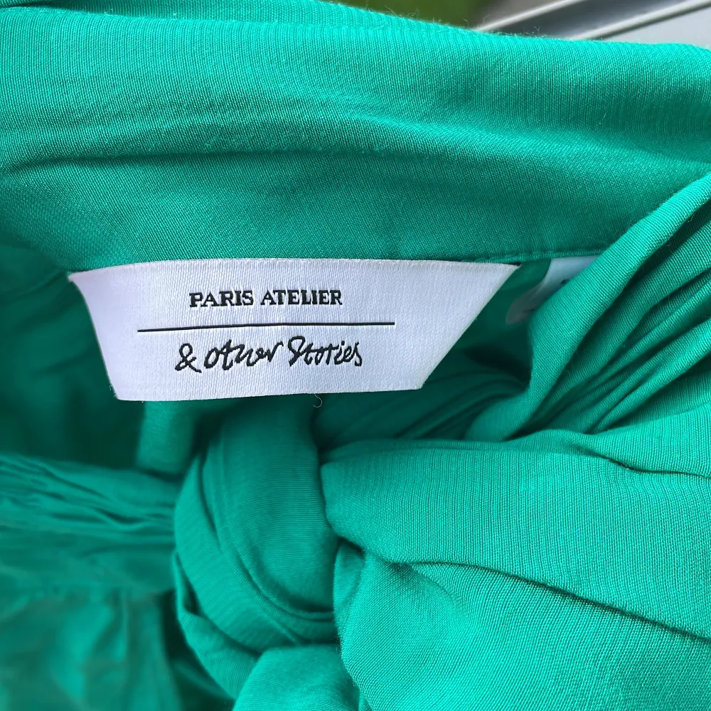 Långkjol i en fantastisk grön färg från &other stories. Den har även en slits på sidan💚Inte struken just nu men det går ju såklart att lösa! Jätteskönt material och bra kvalitet.. Kjolar.