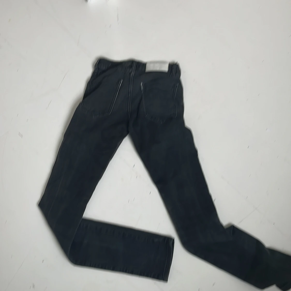 Gråa/svarta skinnyjeans  - 91