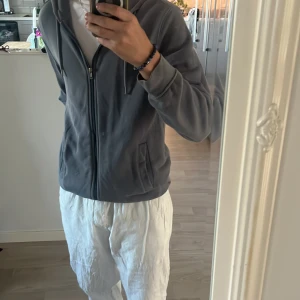 H&m Zip up  - Säljer en zip up från hm som ja aldrig andvänder längre. Nypris 350kr. Passar till allt nästan. Är en ljus blå färg ungefär. Mängdrabatt går att lösa. Skriv om frågor eller funderingar.