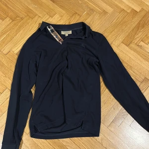 Burberry piké långärmad bomull mörkblå - Köpt i gamla Burberry-butiken på biblioteksgatan. 