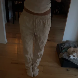Linnebyxor  - Säljer dessa fina linnebyxor från hm då de tyvärr inte kommer till användning längre🩷xs men något långa på mig som är 158 