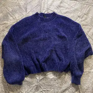 Mörkblå stickad tröja stickat med mjukt garn. Storlek M