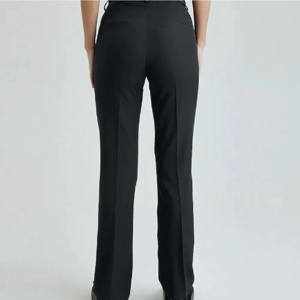 ”Vilma” kostymbyxor från bikbok! Går att ha både högmidjade och lägre utan att se dumt ut! Köpta för 500kr🩵. Jeans & Byxor.