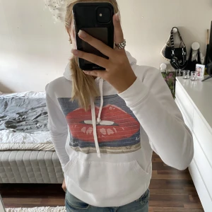 Hoodie - Säljer denna knappt använda hoodie från the cool elephant som är i jättebra skick💞Pris kan diskuteras