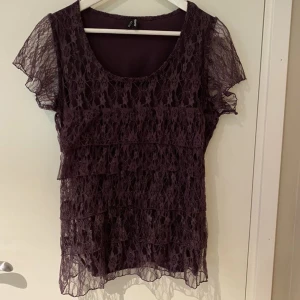 Lila topp - Säljer min lila tröja/topp som jag tyvärr växt ur, den är jätte fin och sitter fint på!❤️
