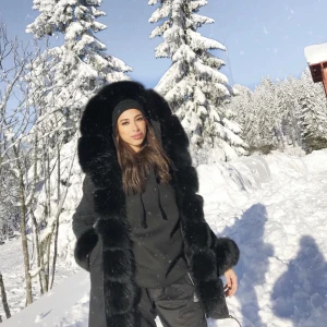 vinterjacka - Fatima parka vinterjacka med äkta päls ifrån femenina of Sweden.  Använd ett fåtal gånger vintern 2022.