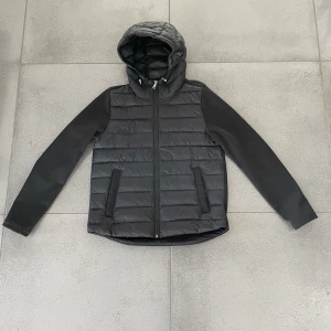 Polo Ralph Lauren Cardigan - Säljer min Polo Ralph Lauren cardigan för att den är för liten. Använd ett fåtal gånger  Är i nyskick  Nypris 3800kr