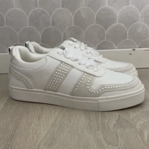 Skor - Jättefina skor från Anna field, köpta på Zalando i mitten av Maj, skulle haft dom på min avslutning i 9an. Aldrig använda, endast provade inomhus. Nypris på dom var 399. Skriv till mig privat vid frågor. Fler bilder finns.