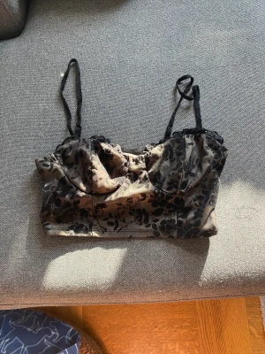 Shein topp - Jätte fin shein topp säljes, används knappast och är nästan helt ny använd få gånger, strl L men den är ganska liten. Kan bara ta betalt med Swish!!!