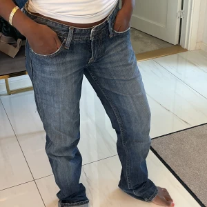 Jeans - Säljer dessa jeans som är köpta här på plick, dem kommer tyvärr inte till användning💕 är lite långa på mig som är 160 men sitter super fint med skor💕 nypris 450kr