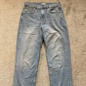 Jeans från Ginatricot med slits på sidan
