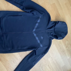 Nike tech fleece - Nike tech fleece i färgen svart. Har använt den här en gång inte ens utomhus. Priset kan diskuteras.