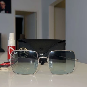 Ray-Ban Solglasögon  - Unika Ray-Bans i nyskick! Knappt använda och fodral tillkommer. Köpta från Lensway för 1 år sedan. Vid köp av flera kan paketpris diskuteras. Nypris är 1490kr. 