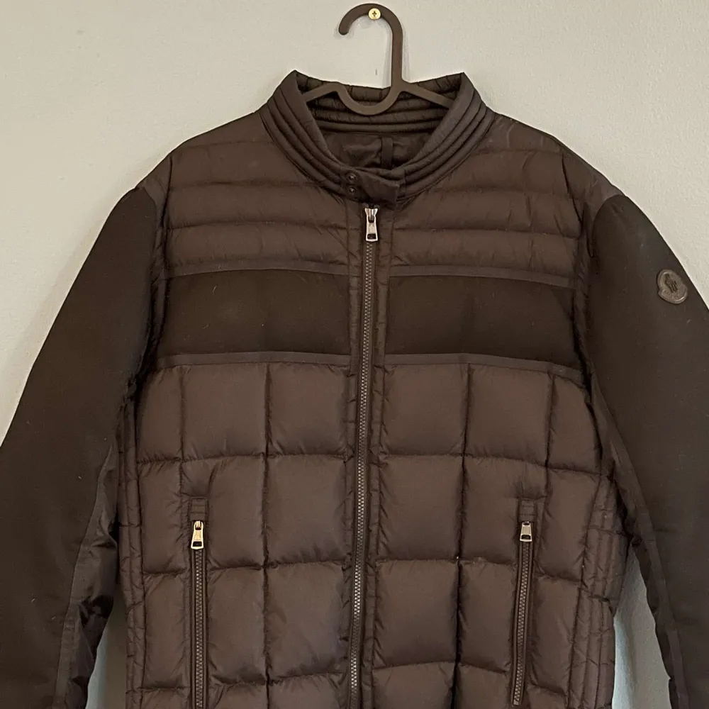 En Moncler Jacka i skick 9/10 den är knappast använd och är perfekt till vintern då den är lite tjockare skriv för mer bilder, pris kan diskuteras, kan gå med på byten,. Jackor.