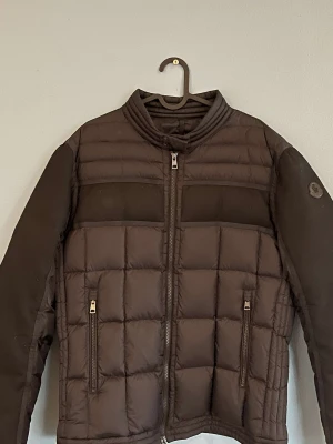 Moncler Jacka - En Moncler Jacka i skick 9/10 den är knappast använd och är perfekt till vintern då den är lite tjockare skriv för mer bilder, pris kan diskuteras, kan gå med på byten,