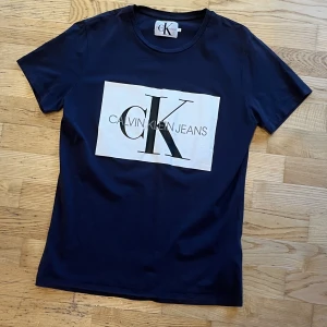 Calvin Klein t-shirt - Tja, säljer nu min mörkblåa Calvin Klein t-shirt i storleken large men passar medium. Använd några gånger men är i ett väldigt gott skick