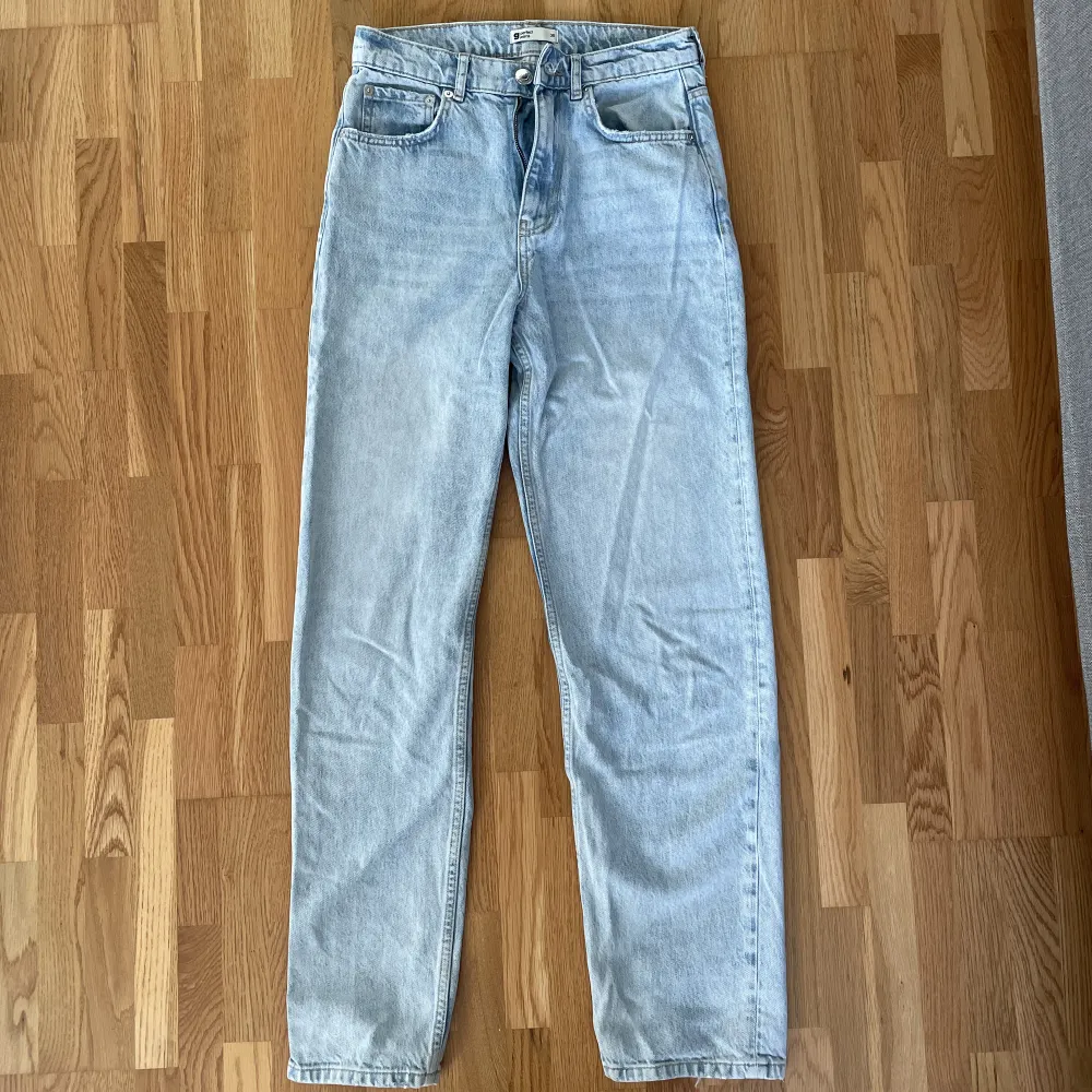 Säljer dessa Jeans från Ginatricot, dom är använda ett fåtal gånger och är i nyskick. Nypris är 500kr men priset kan diskuteras! Skriv vid frågor eller för fler bilder. Jeans & Byxor.