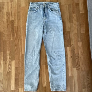 Jeans från Ginatricot  - Säljer dessa Jeans från Ginatricot, dom är använda ett fåtal gånger och är i nyskick. Nypris är 500kr men priset kan diskuteras! Skriv vid frågor eller för fler bilder