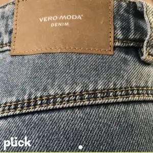 Hej! Säljer dessa fina jeansen från Vero Moda, nypris 600 kr, använda endast en gång så dem är i väldigt bra skick. 💕