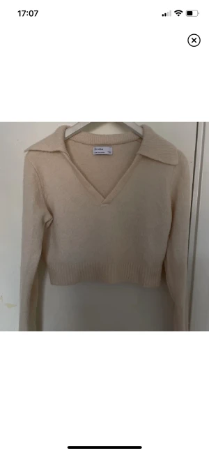 Stickad tröja  - Skulle säga att den är S men är egentligen M