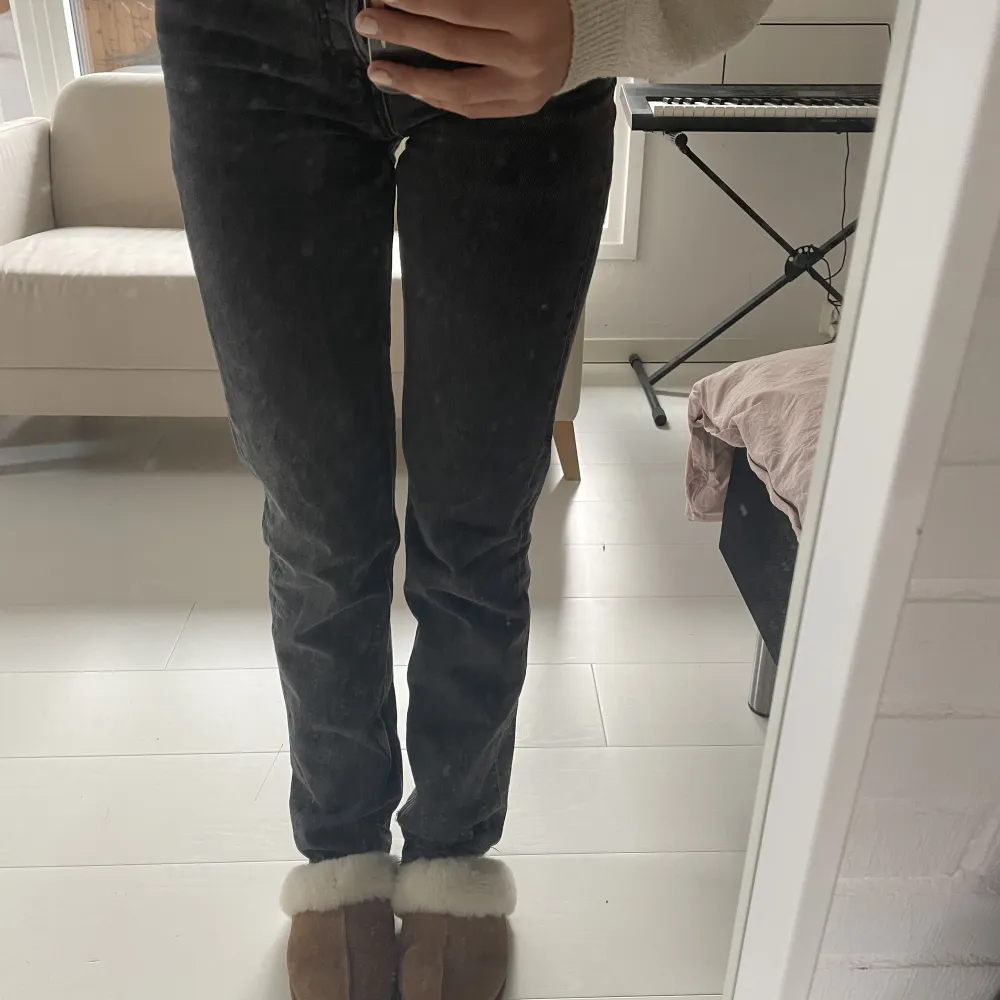 Så snygga mid rise straight jeans från zara, perfekt längd på mig som är 170cm! Dm för frågor och fler bilder 🩷. Jeans & Byxor.