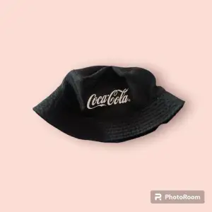 En nästan oanvänd buckethat med coca cola tryck 💕