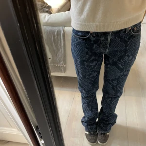 Snakeprint jeans - Bättre bilder på dessa jeans som jag nu klippt liten slits på som knappt syns men som gör att de lägger sig snyggare över skorna. Nypris 690 minst kommer ej ihåg💕