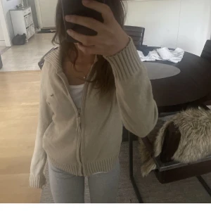 Beige kofta - Här är fler bilder på koftan jag säljer längre ner i mitt flöde🍁🍂❤️