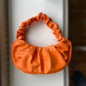 Orange väska 🧡 - Söt liten väska som är köpt på Shein.🧡 Har använt den en gång🥰