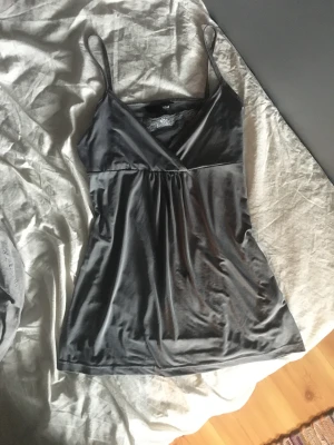 Spetstopp - Supersött linne/topp med spetsdetalj. Storlek S från H&m ❤️❤️❤️💘💘💘💋