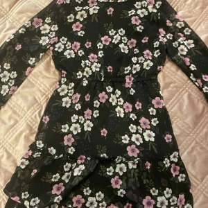Klänning - En blommig klänning, har använt fåtal gånger för länge sen men är som nyskick. Skriv privat för fler bilder💕