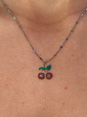 Halsband - Guldhalsband med körsbär på, inte äkta guld! Har knappt använt någonting!