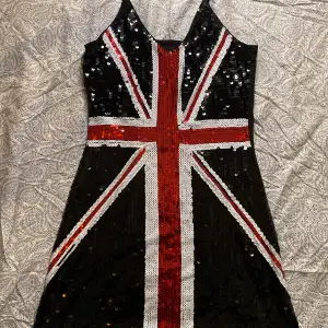 Festlig klänning med Storbritanniens flagga på. Spice girls kinda vibe.