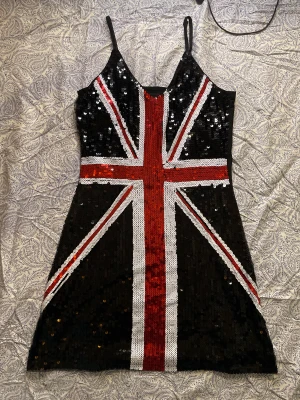 Storbritanniens flagga klänning paljetter - Festlig klänning med Storbritanniens flagga på. Spice girls kinda vibe.