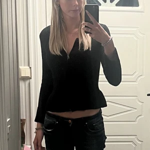 Chelsea kofta  - Jag säljer min kofta ifrån Chelsea. Den är lite kortare i modellen och har en ”volang” längst ner som är otroligt fin. Tröjan är i bra skick, storlek M💕💕