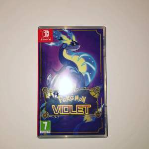 Pokémon Violet-Nintendo switch. Pokémon violet är ett spel till dig som gillar Pokémon. Har har spelet i 9 månader och vill nu sälja de. Väldigt bra skick inga konstigheter. Pris kan diskuteras privat 