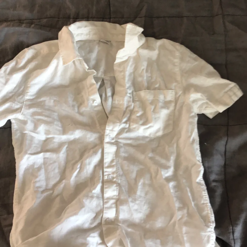 En linne skjorta från Lindex som tyvärr är för liten för mig. Skjortor.