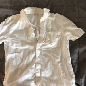 En linne skjorta från Lindex som tyvärr är för liten för mig