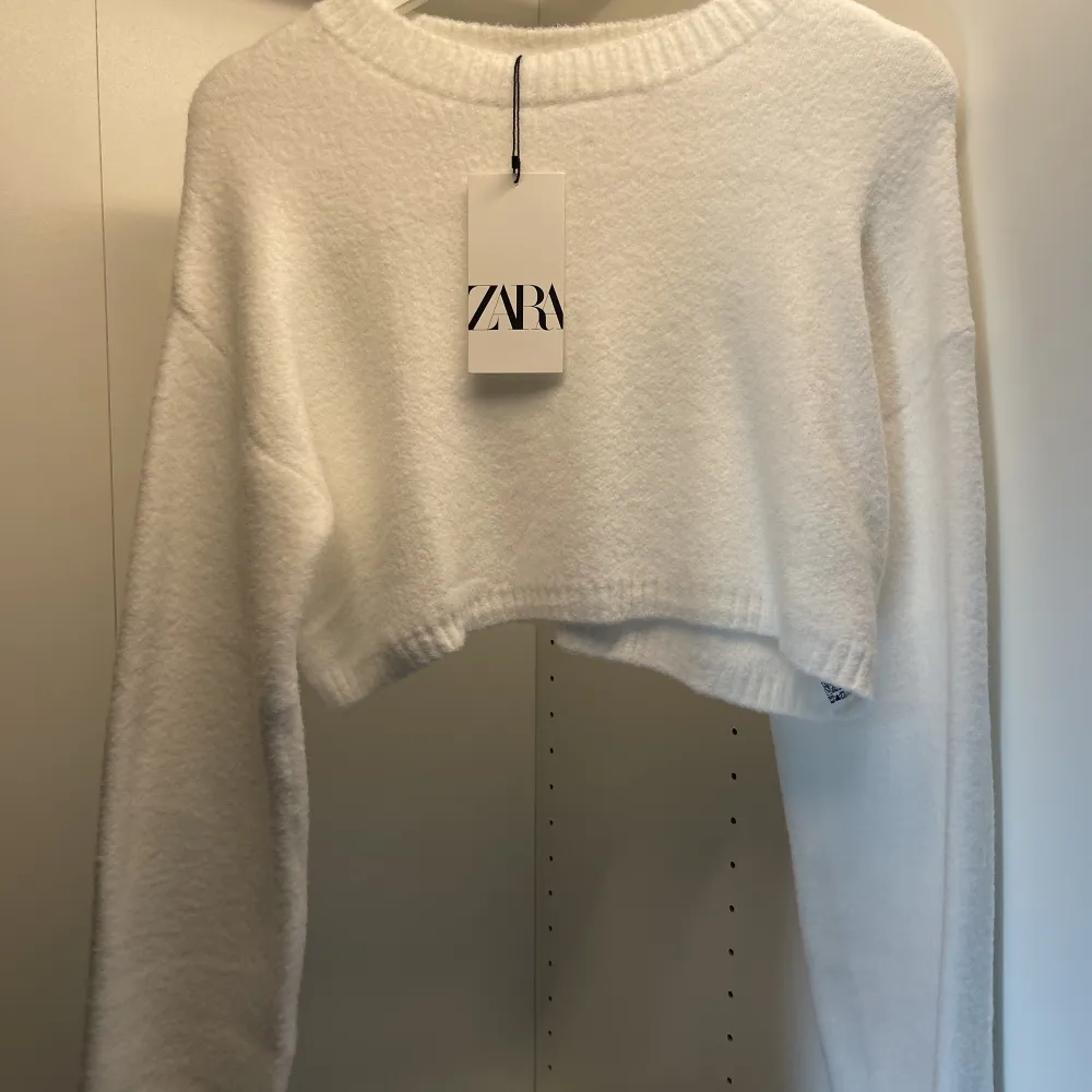 Helt ny vit stickad tröja från Zara med prislappen kvar. Strl S. Pris: 250+frakt💕💕 skriv vid funderingar eller prisförslag😽. Tröjor & Koftor.