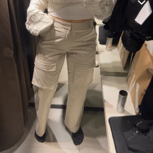 Beige cargo  - Beiga cargobyxor från Zara, helt nya med prislapp! Nypris 499kr