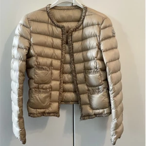 Champagnefärgad moncler jacka  - Jackan är sparsamt använd i fint skick. Storlek 2 vilket motsvarar S. Lägger mest upp för intressekoll så kan tänka mig att sälja till lägre pris vid snabb affär