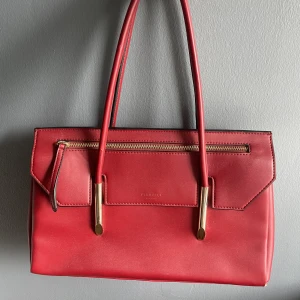 Fiorelli väska - Jättefin och rymlig Fiorelli väska ❤️ Lite defekter på kanterna längst ned (se bild 3) ❣️