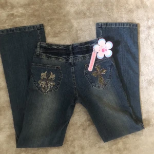 Skitcoola lågmidjade bootcut jeans💕 - Så coola jeans med superfina fickor samt utsvängda ben & låg midja🥰