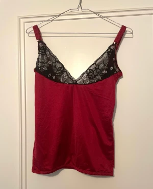 Snyggt Linne/underkläde - Rödsvart linne med spets och blankt tyg. Från Ellos designad i Sverige.