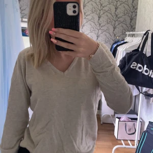 V ringad tröja  - V ringad tröja ifrån lager 157 i storlek M men skulle mer säga Xs-S då den passar mig som vanligtvis har de. Säljer på grund av ej kommer till användning 🥰