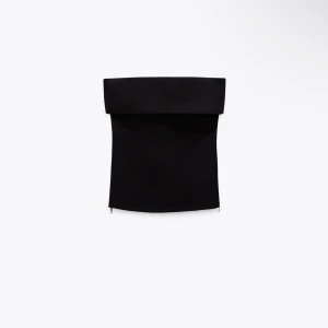 Zara topp - Säljer denna populära slutsålda zara toppen med dragkedjor i storlek M. Aldrig använd, prislapp kvar! Nypris 349🖤