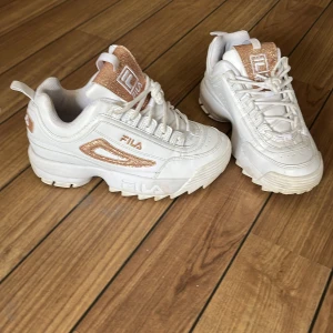 Sneakers - Filaskor. Endast använda ngn dag, då de var för små för mej. 