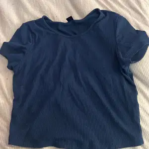 En mörkblå t-shirt från shein i storlek S